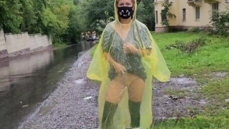 Teen in yellow raincoat flashes pussy outdoors in the rain